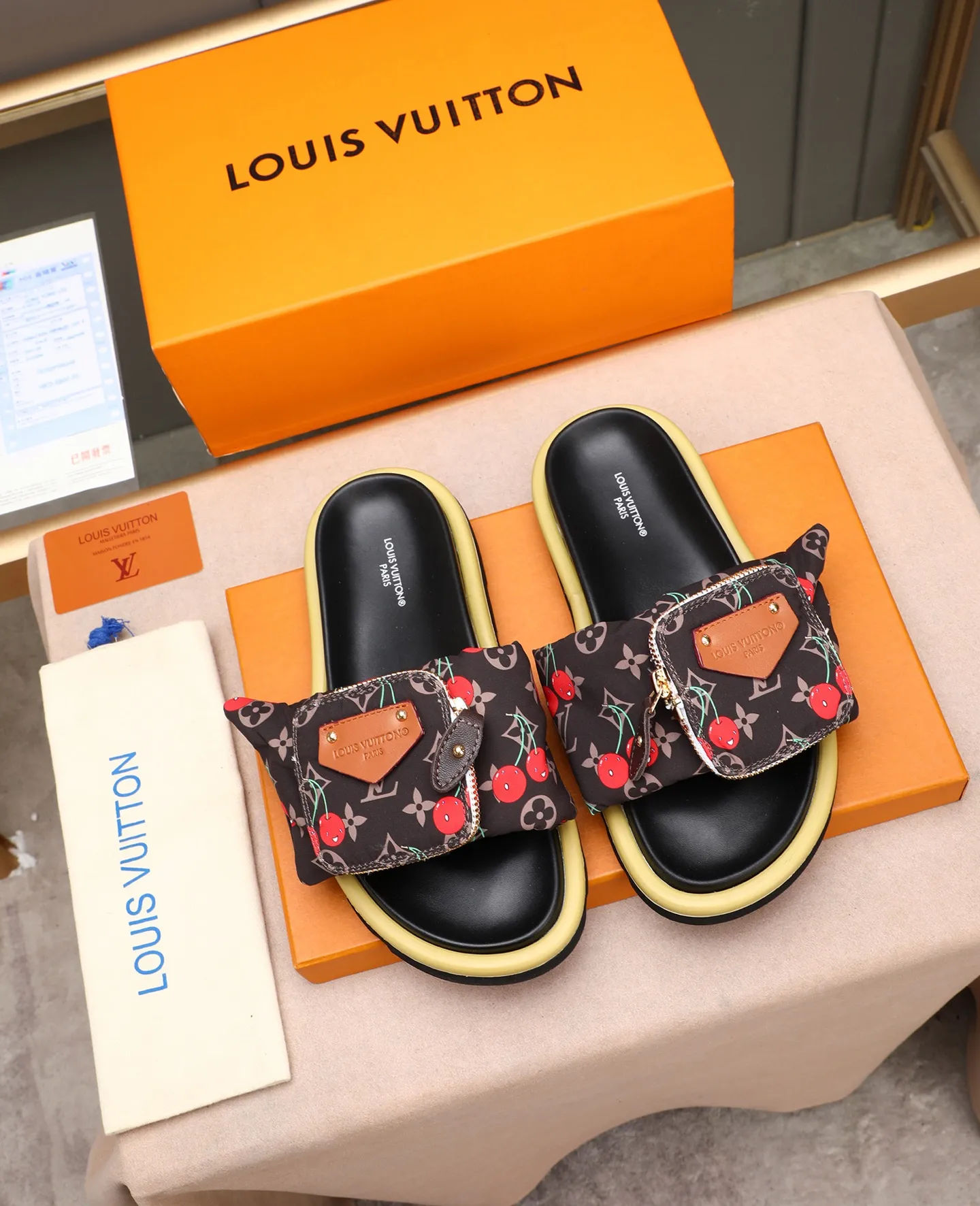 PP400 couple model with drawer box [LOUIS VUITTON] Louis Vuitton, the latest LV official website printed wallet and men's and women's slippers🔥🔥🔥 are now on the market. The drawer box is packed with cloth bags and cards. The upper pattern looks very soft and waxy, and it is a super versatile leg slimming tool. Fabric: Imported denim/down silk cotton embossed, official website pattern printing, lining: water-dyed sheepskin down filling, comfortable to wear, feet: high elastic PU water table. Sole: foam sole, heel height: about 5cm. Size 35-46, 35, 45 and 46 are custom-made and cannot be returned or exchanged. Color: multiple colors available.